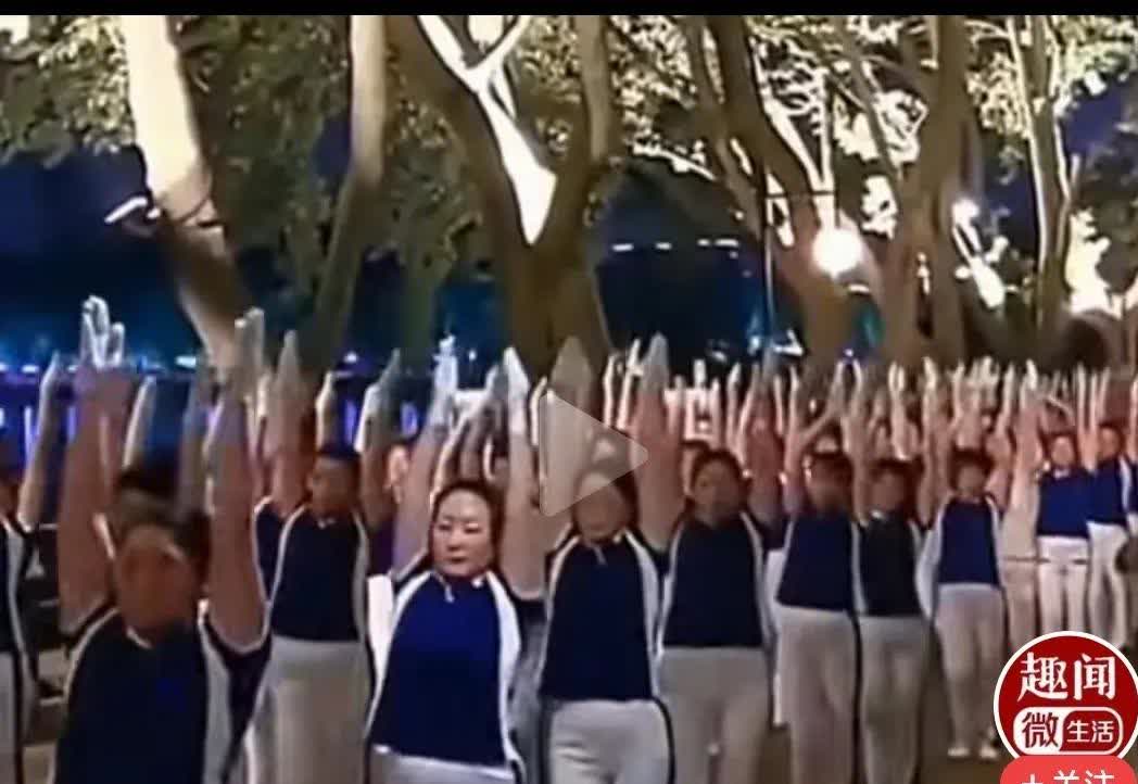 暴走团的歪风邪气必须立即制止！

统一服装，统一行动，姿势怪异的暴走团，透着