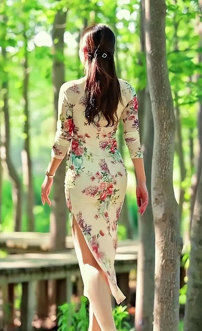 旗袍，是女人身材的放大镜；
西装，是男人气度的量衣镜；
名牌，是富人身份的折射镜