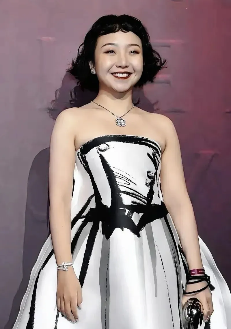 不知道你有没有看过《六姊妹》，李嘉琦在里面的表演实在太惊艳了！她饰演的老六，堪称