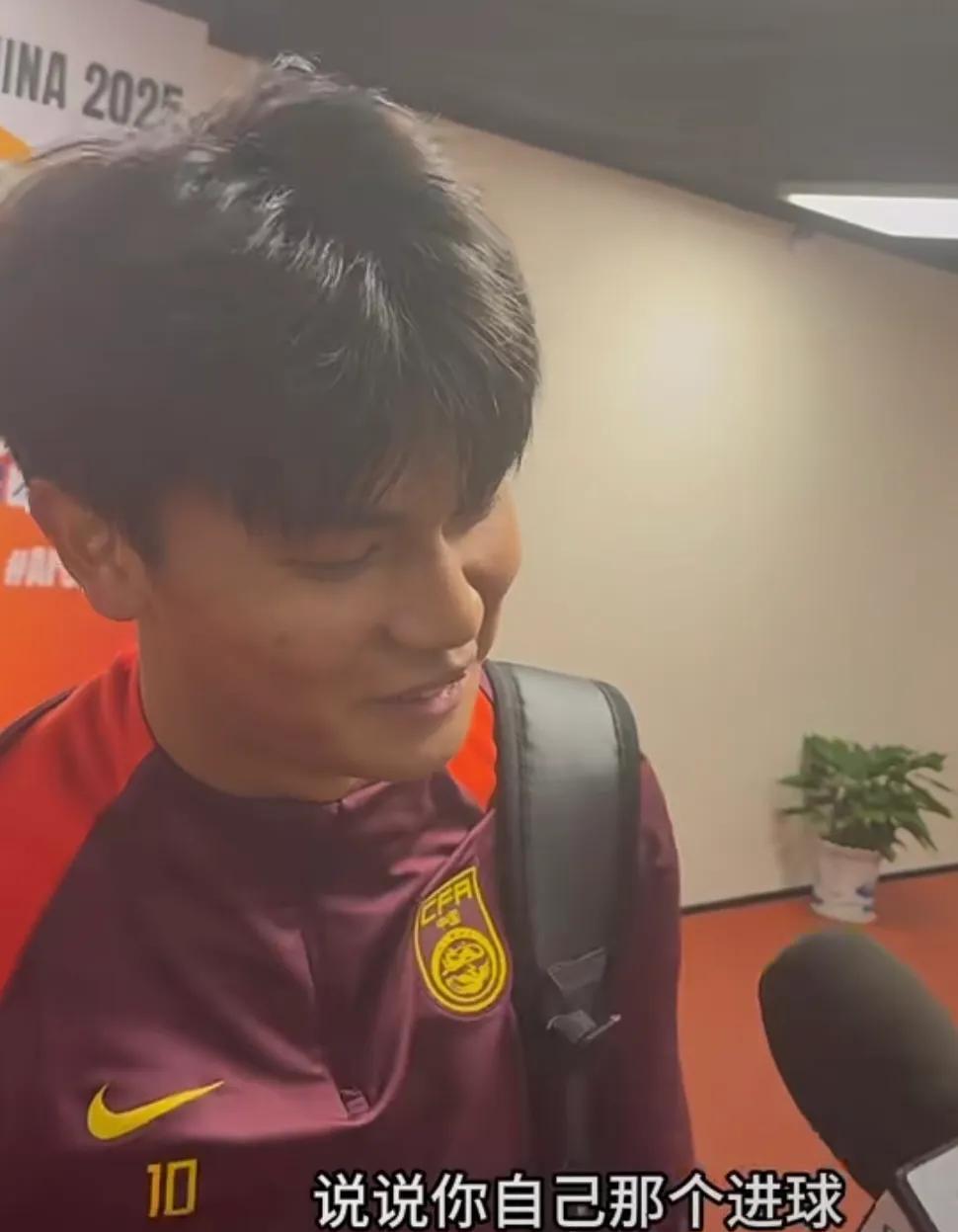 赛后小伙子接受采访时，被记者问到打进那个进球的感受？
要不就说，小伙子太实诚了，