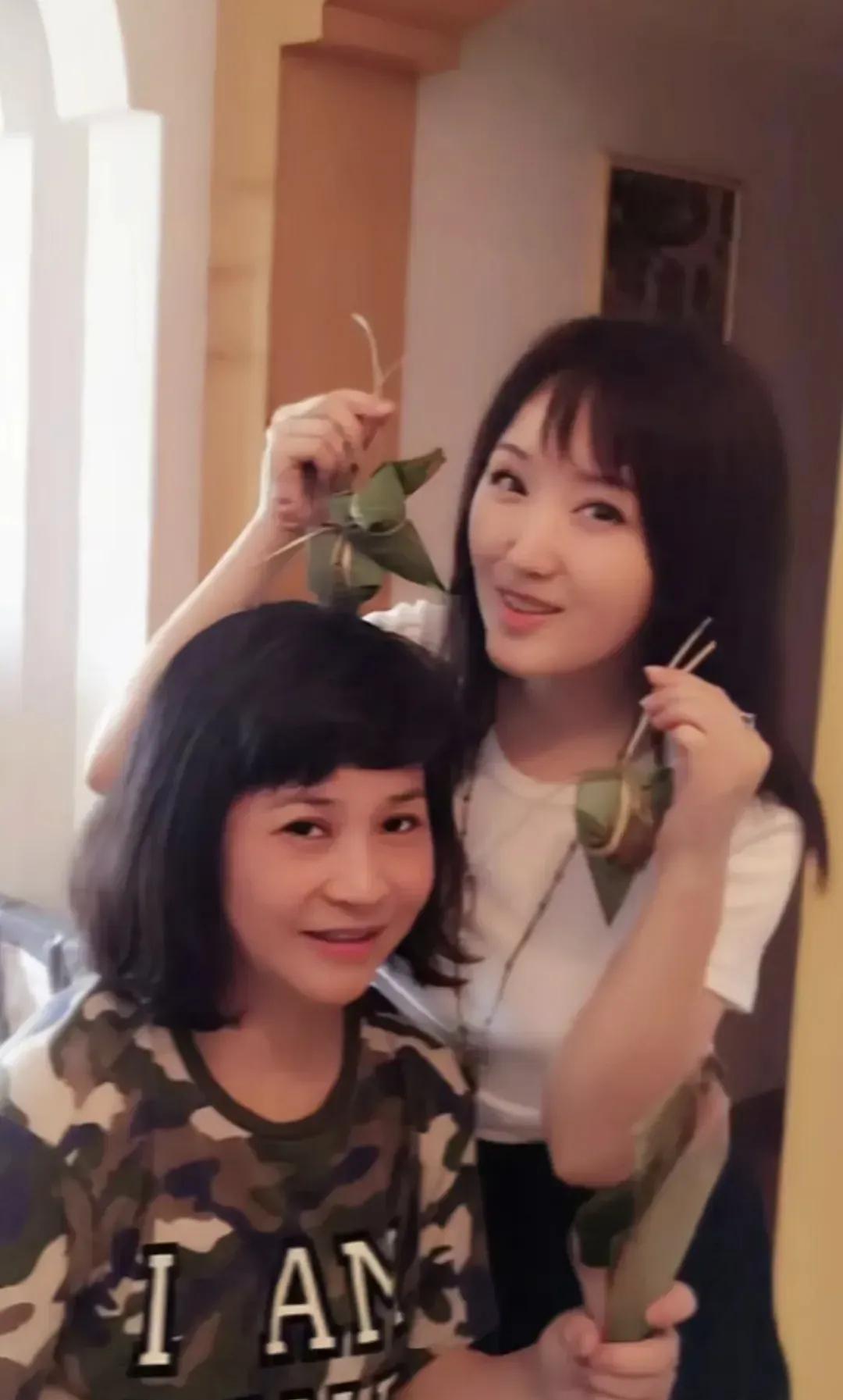 虽然杨钰莹没有结婚生子，但是端午节还是很贤惠的，主动包粽子呢。不少人觉得杨钰莹不