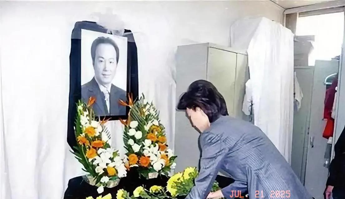 2009年
海霞向罗京老师遗像敬献鲜花，表达对罗京老师的哀思之情。