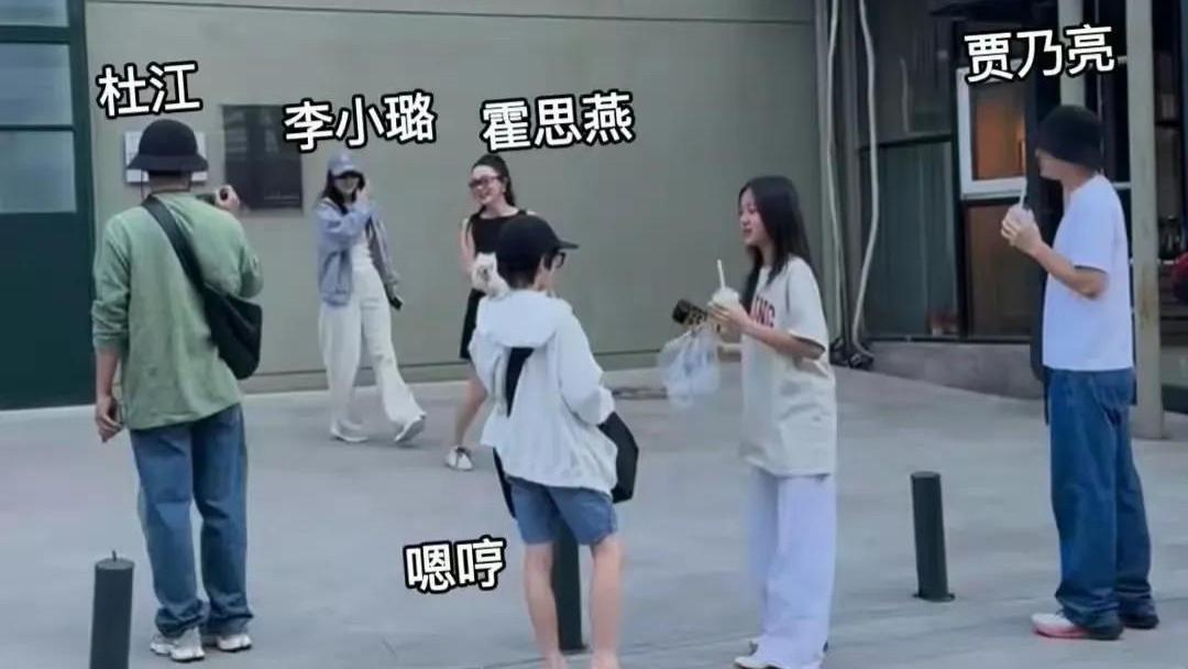 贾乃亮李小璐五一罕见同框！两家带娃出游细节曝光，复合传闻再起