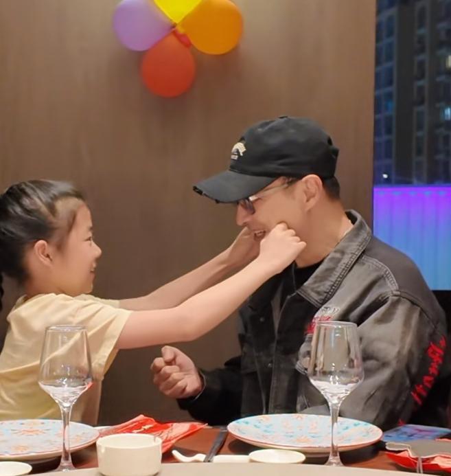 歌手汪峰父亲节带儿女畅玩游乐场，和孩子分手时女儿很不开心。
6月15日，父亲节之