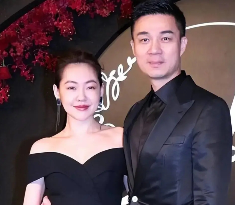还是小S的老公最聪明，无论外界怎么写他在外包养小三、有私生子，私生子回台湾。他一