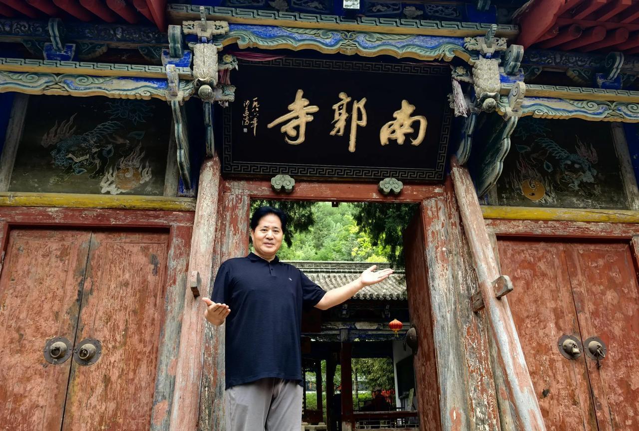 天水栖禅地，人间增百诗。
古风南郭寺，心赏少陵齐。
斜出柏枝逸，曲通槐爪奇。
