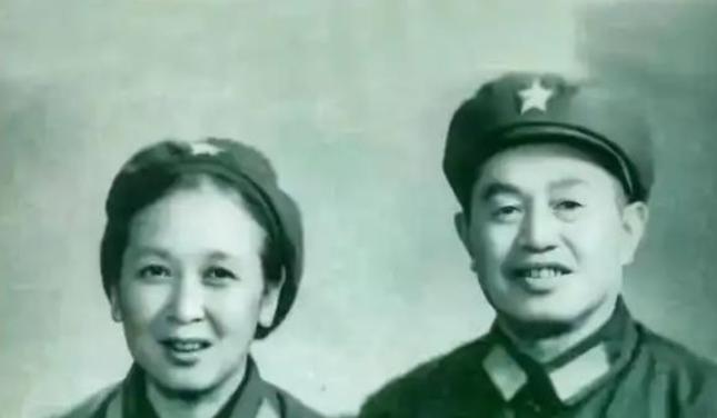 1940年，皮定均看上了女干部张烽，就让县长去说媒，张烽听说了县长的来意后，拒绝