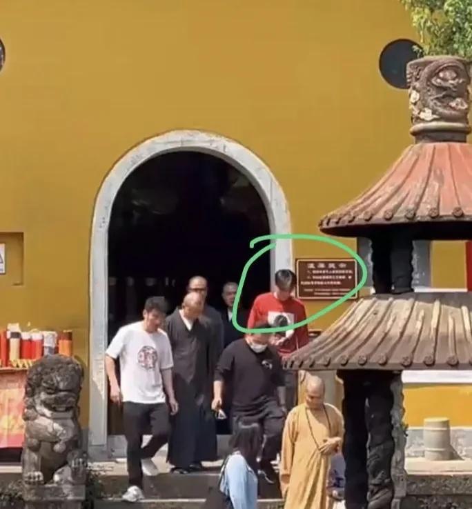 胡歌上热搜了！
这次不是宣传电影、电视剧，也不是做公益、拍广告，而是胡歌儿女双全