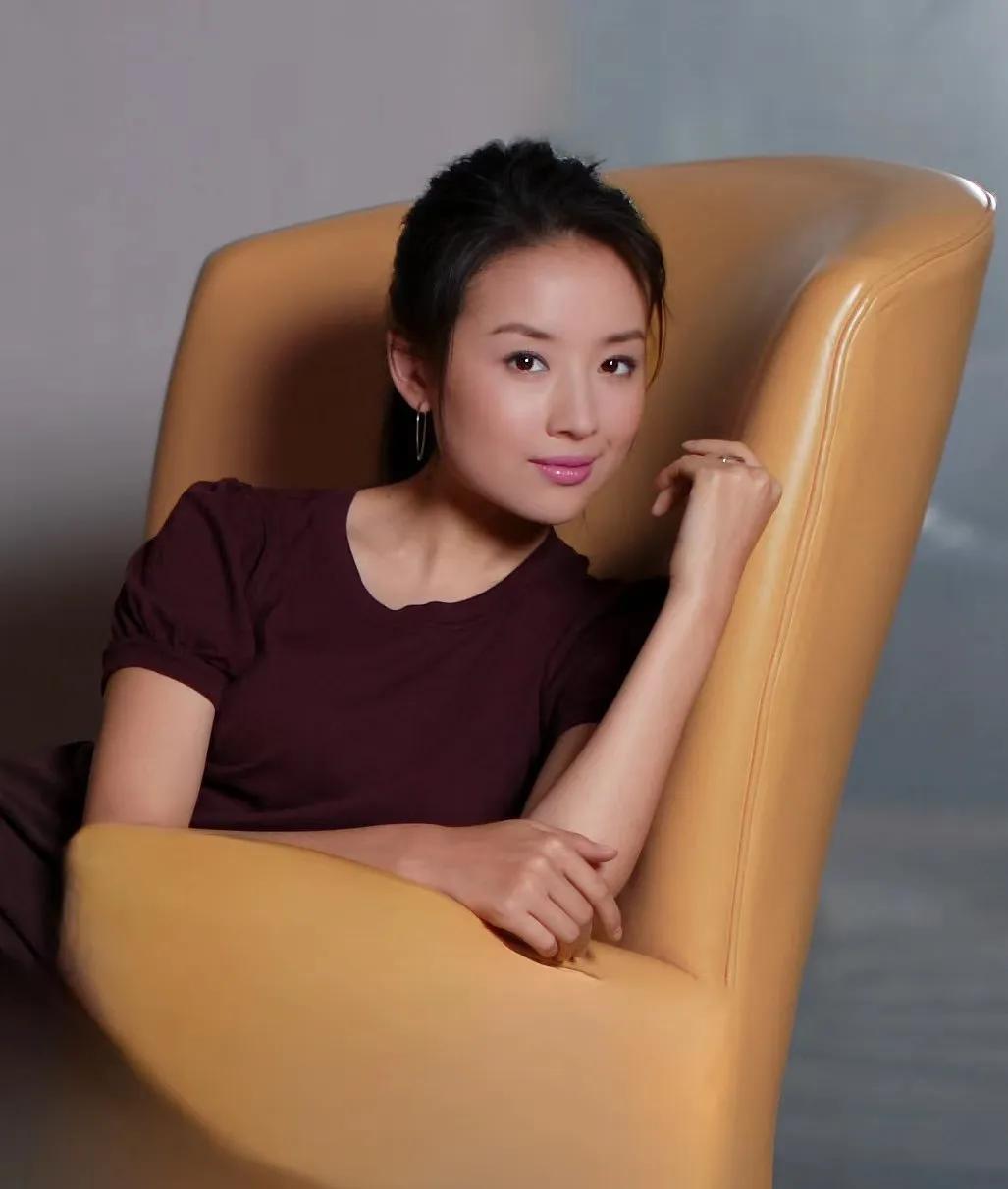 这是谁？董洁吗？这个妆容有点妩媚，她气质是真的好。#董洁穿搭#