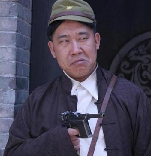 一次，记者问杜旭东：“你在戏里一直演反派，你在现实生活中有做过坏事吗？”，没想到