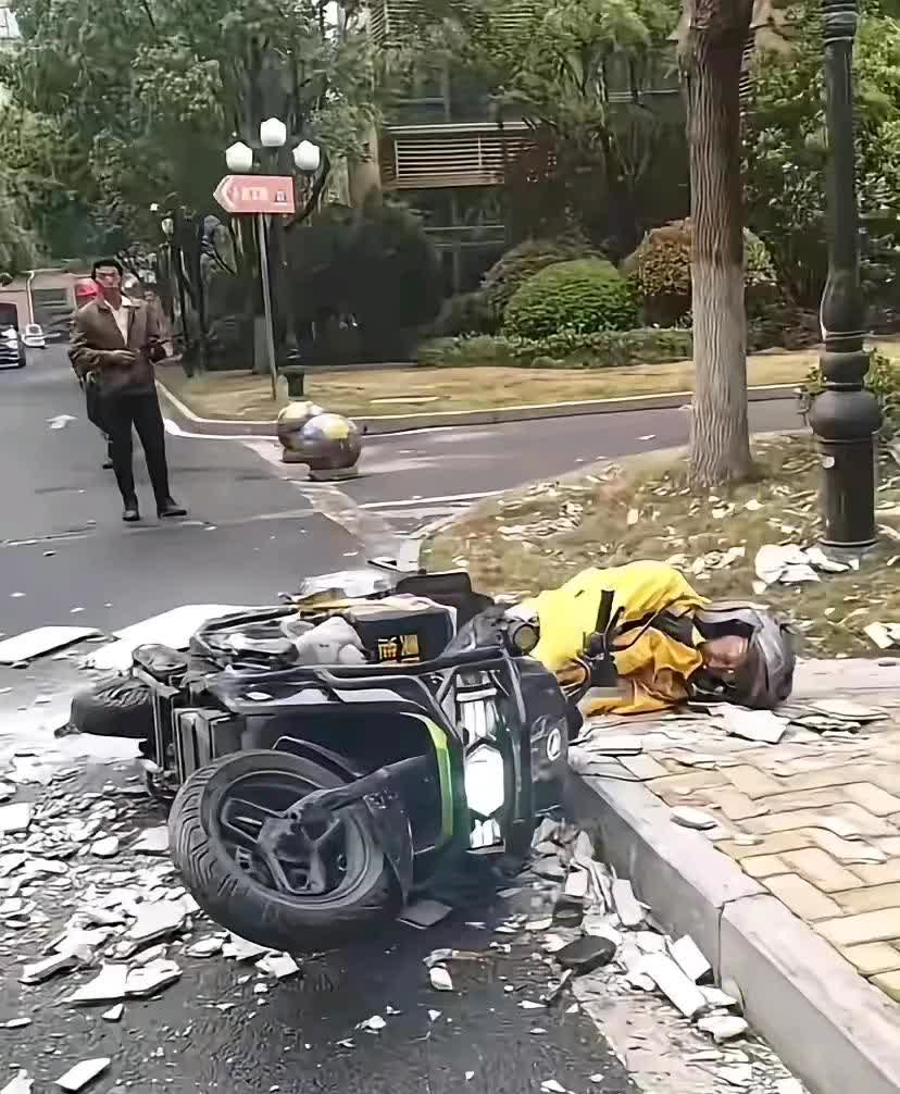 看图！难道底层人的生命就贱如草芥吗？这次进大风天气各地早已预警，外卖平台应该暂时