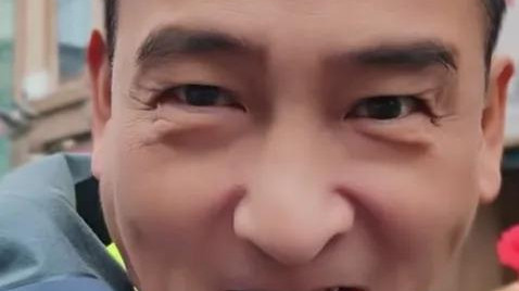 谢雷讽刺师父侯耀华抢牛群大师哥位置，给女徒弟买假包，和师父正