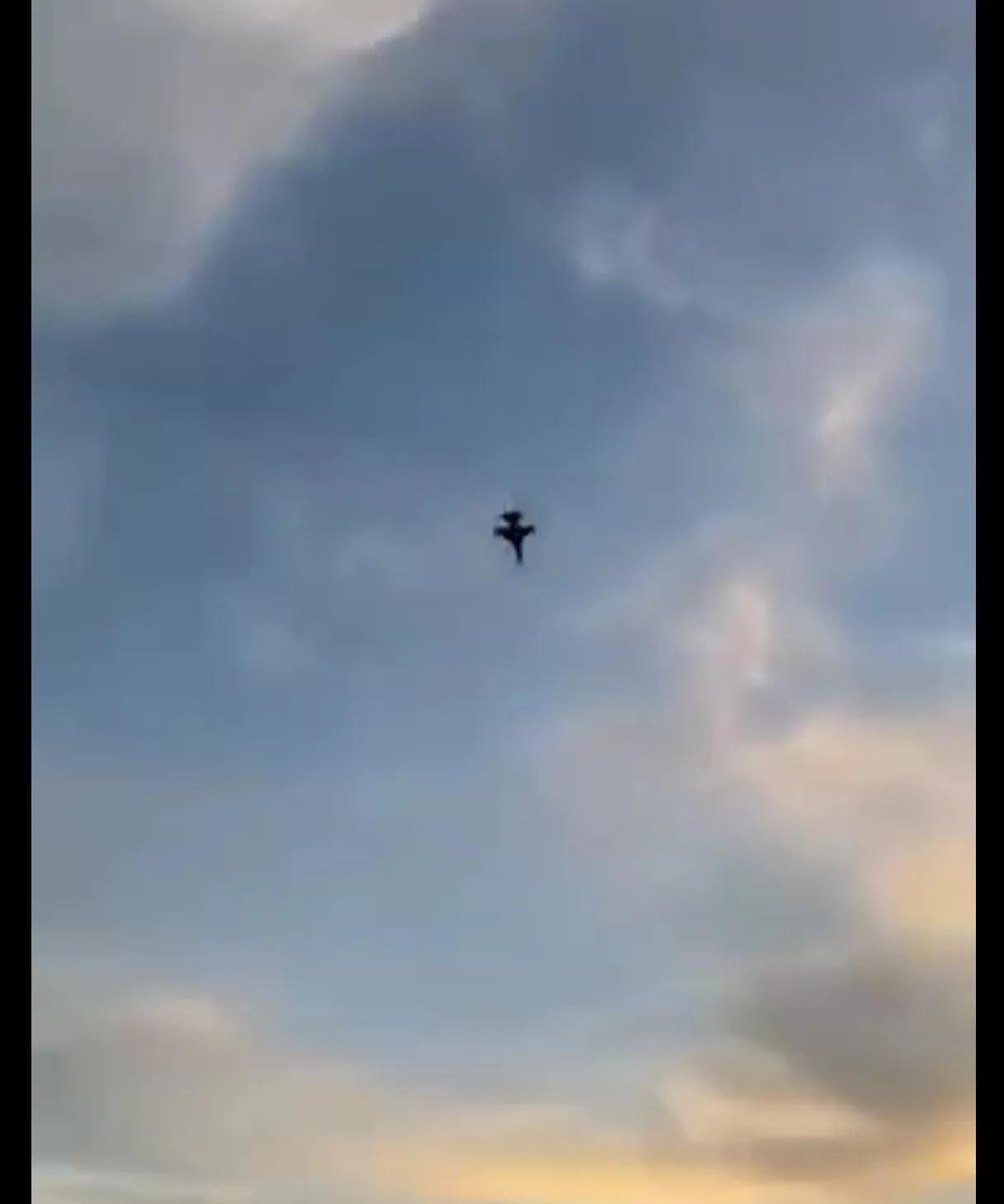 波兰厉害，人家用导弹撞地球，它用飞机撞地球。
近日一架波兰空军F-16战斗机在飞