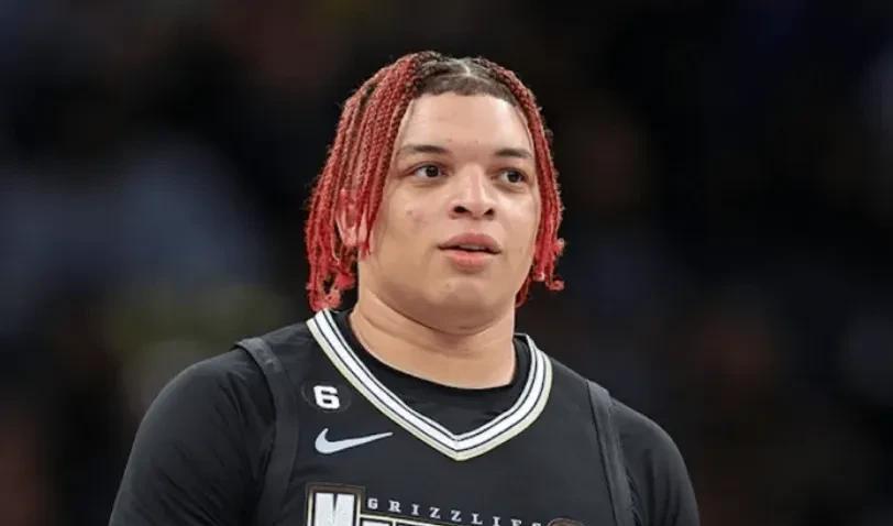 他也许在NBA打球时同样上演了所谓的绝活被揭穿后成自由人，到了cBA重抄旧业，狐