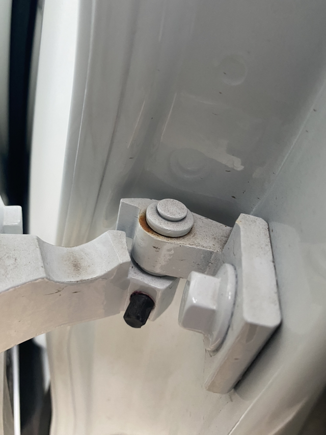 车门铰链生锈怎么处理
这里生锈要维权吗？还没做首保