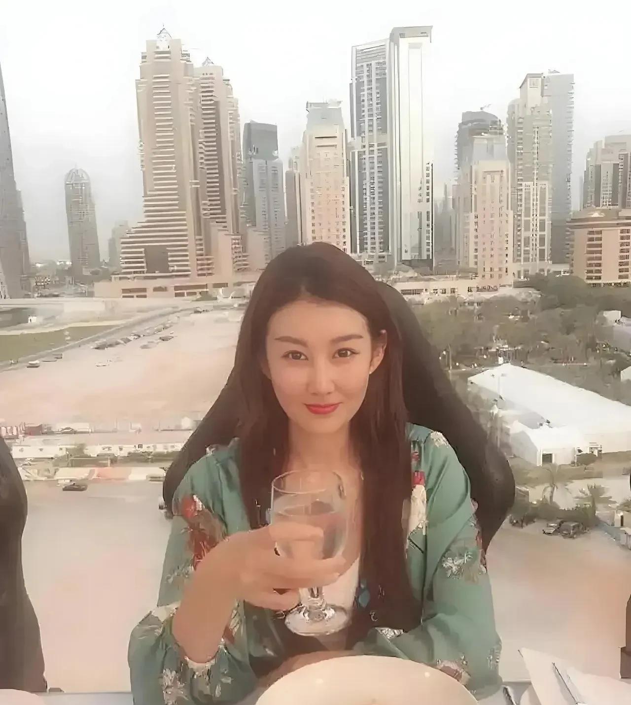 王宝强这次是真聪明了……
王宝强现在不仅事业蒸蒸日上，感情上也是越来越精明了，被
