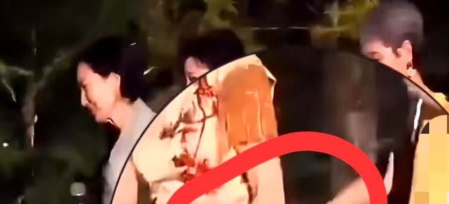 难怪叶童会退赛
不知道大家注意到没有，
在一次演出中，叶童多次牵赵雅芝的手，