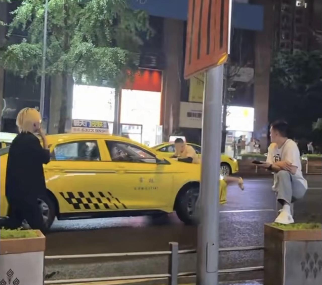 6月21日凌晨重庆九街一对男女与出租车司机发生争执，司机一怒之下开车撞人。
争执