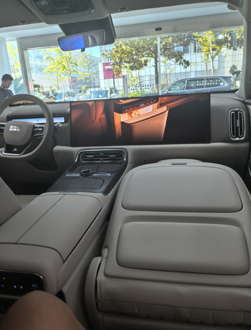 今天看银河M9展车，发现一些问题问题。
1．五米二几的车，内部空间整体有点挤，看