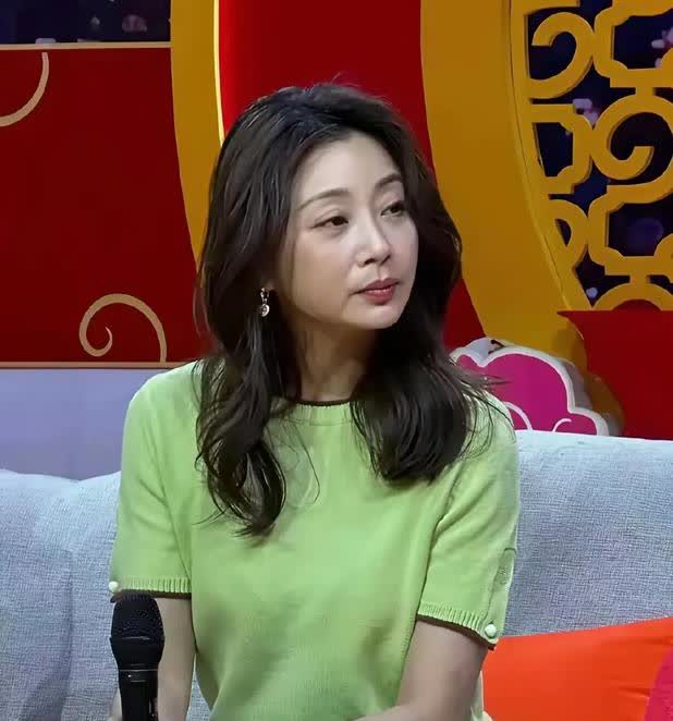 46岁的殷桃，简直把“优雅老去”写成了教科书！镜头里，她身材依旧窈窕纤瘦，尽管皮