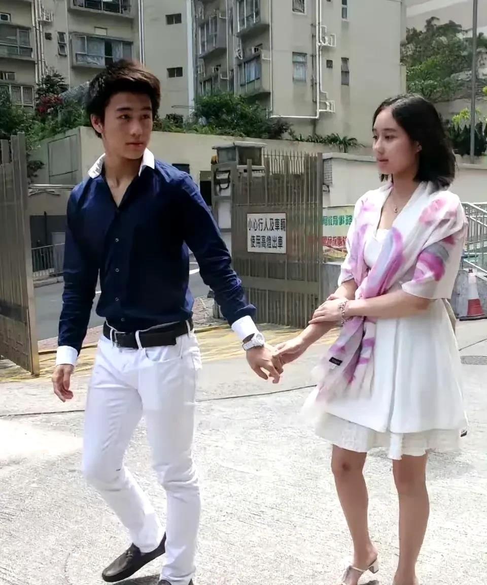 何猷君和何超欣是亲兄妹，怎么会传出绯闻。
哥哥宠爱妹妹很正常。
细心看何猷君和妹