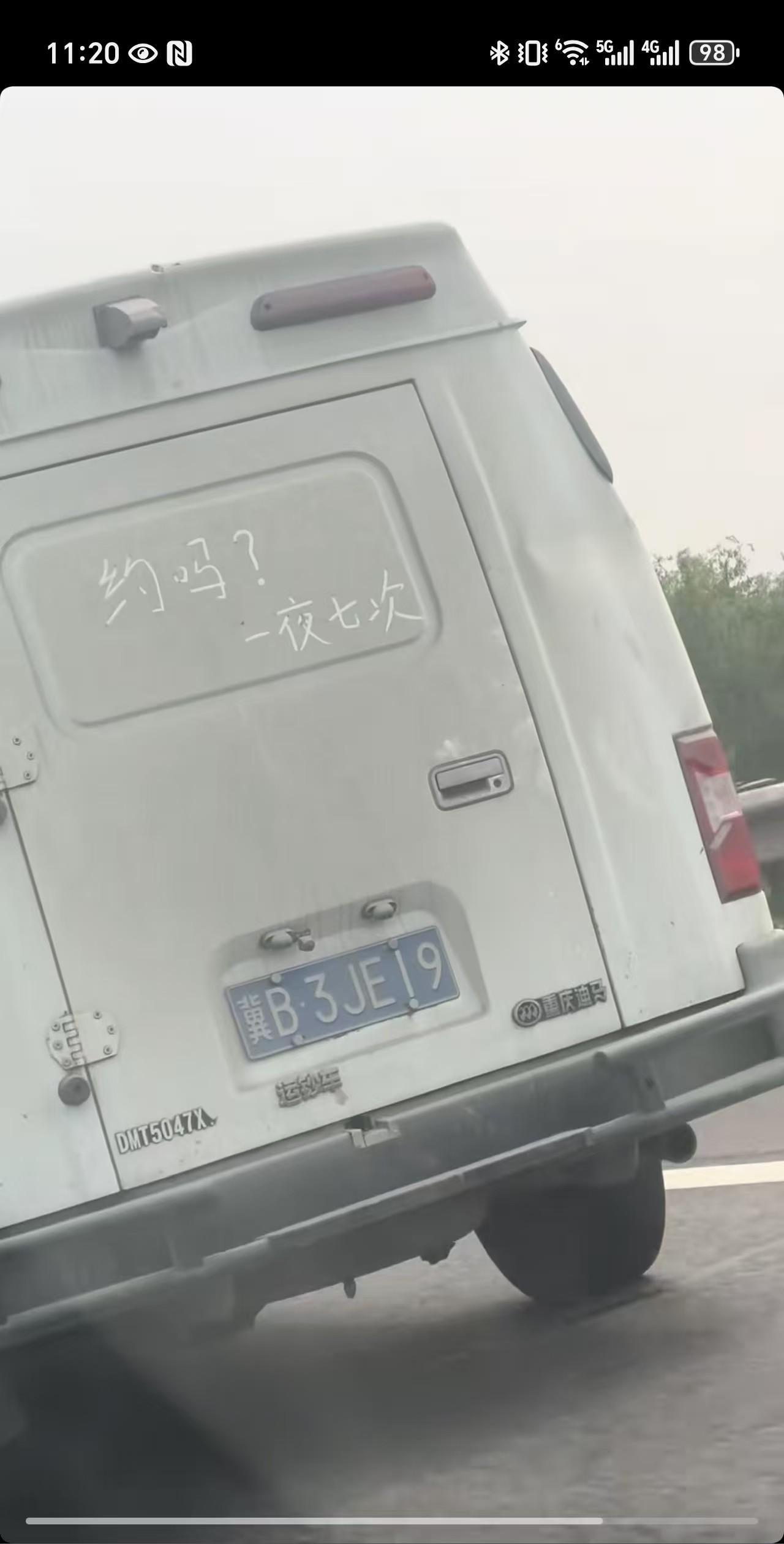 不知道谁家熊孩子那么调皮，这车主估计要崩溃了。