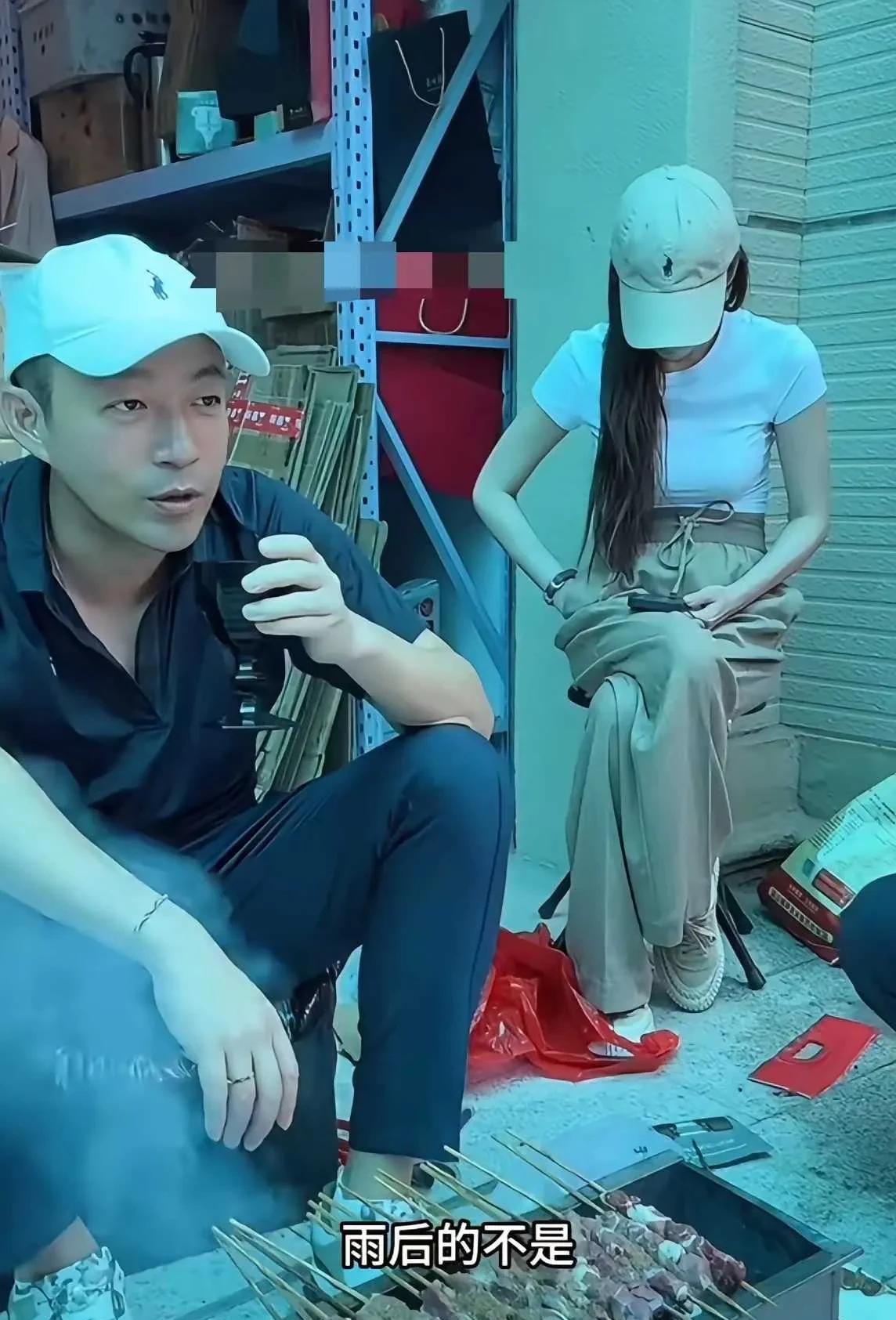 汪小菲真的好喜欢烤串啊！马筱梅在一旁默默守候着，真是爱一个人饮食习惯都会很统一。