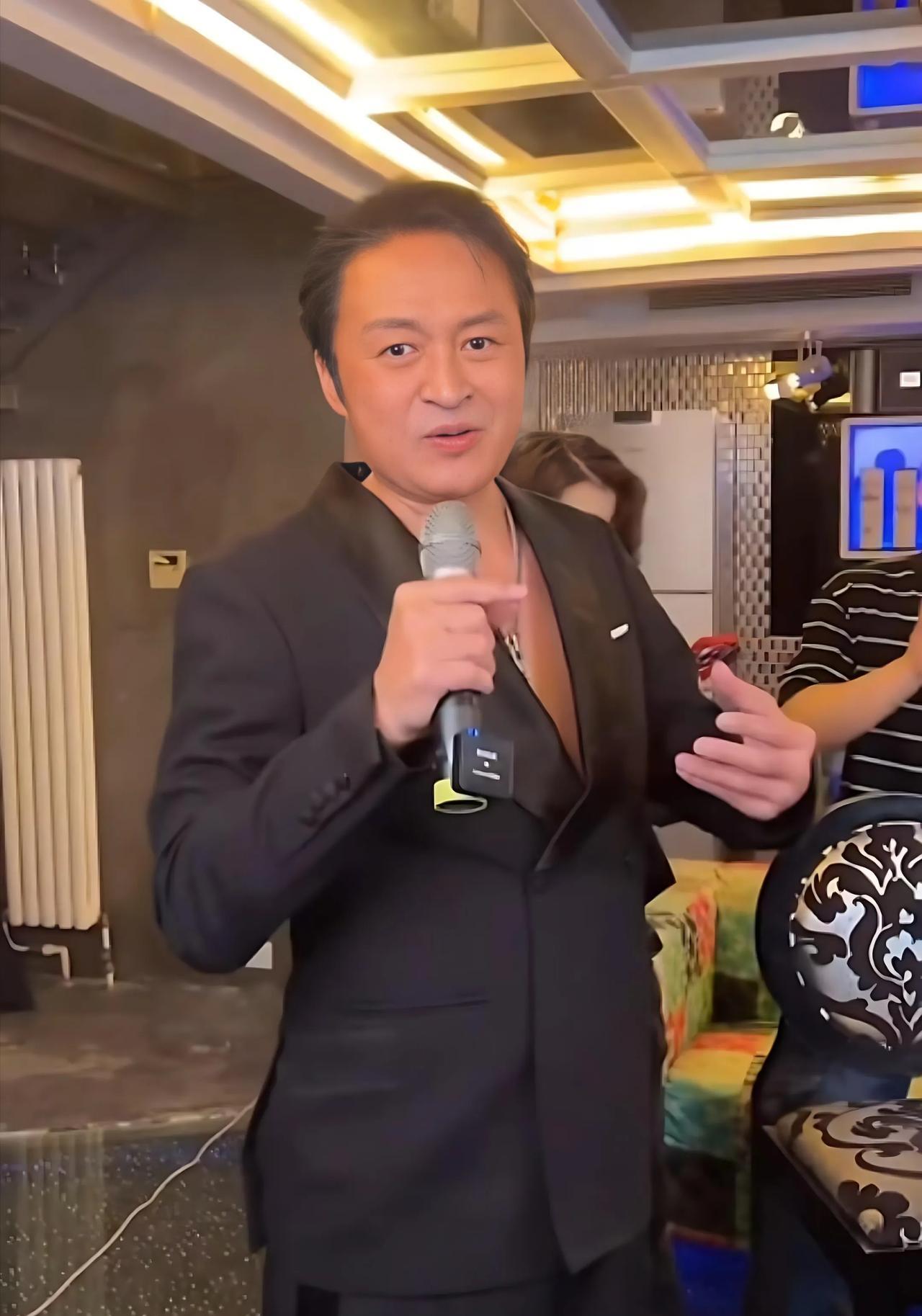 这就是曾经帅过林志颖的马景涛
63岁马景涛头发稀疏，面部油光满面，早已不是当年的