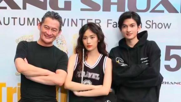 景岗山带高颜值子女走秀，儿子混血感十足，女儿身材高挑又辣又靓
