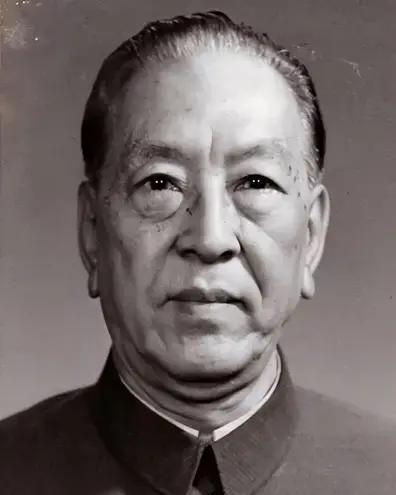 阿尔巴尼亚乡间的田野上，崭新的中国化肥被随意丢弃在路边，任由风吹日晒结成了硬块，