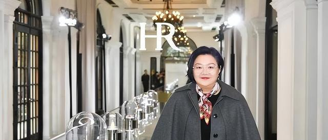 洪晃戛纳红毯照引热议











你敢相信吗？一个穿着改良旗袍，素面朝