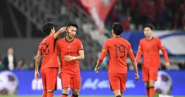 国足0-2主场不敌澳大利亚，后防线还是太弱！
开场前10分钟，国足后防多次配合失