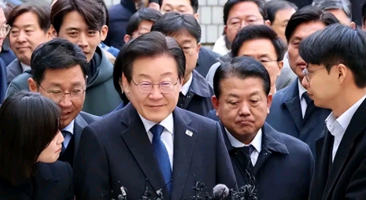 尹锡悦与李在明，就像两个持枪对峙的敌人。
究竟谁能把谁干掉？成为下届韩国政坛的武