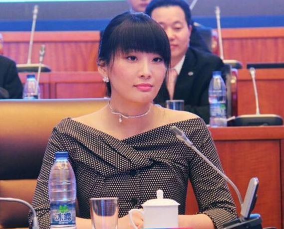 对宗馥莉而言，放下高傲的心气和忍着情绪哄老爹开心了半辈子，目的就是娃哈哈帝国，所