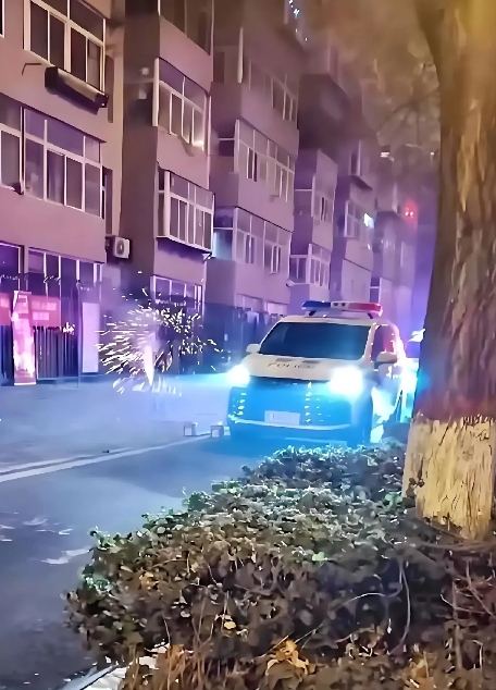 80后高考时，父母根本就不会陪在身边，更别提庆祝了，至于庆祝方式更是没有。

那