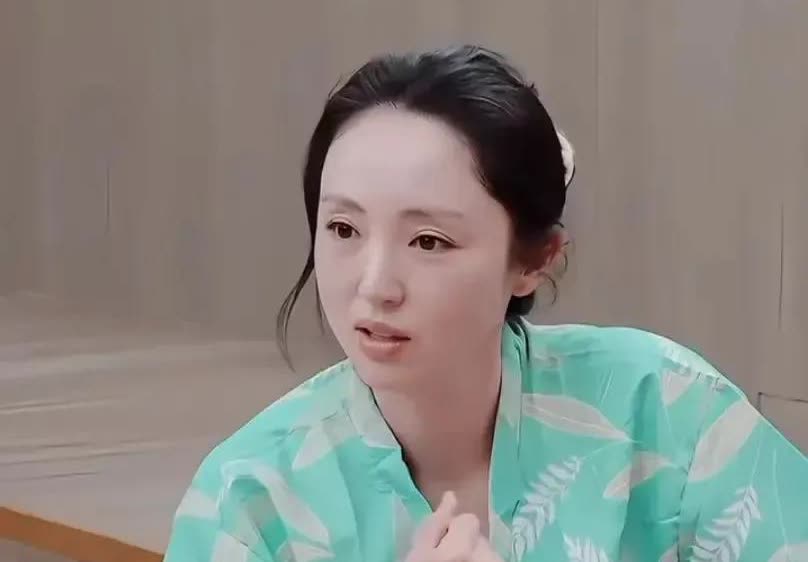 董璇说高云翔出事后，她人生跌进冰窟。
谁也没想到，第一个伸手的，不是亲戚，不是