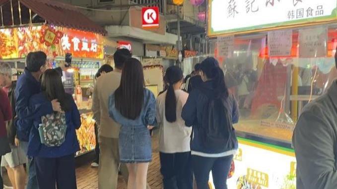 汪小菲带娃游玩被质疑，网友感叹后妈难当