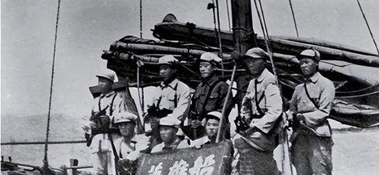 解放海南岛的三大功臣，两位是上将，一位没有军衔
“1950年3月5日夜，邓华在昏