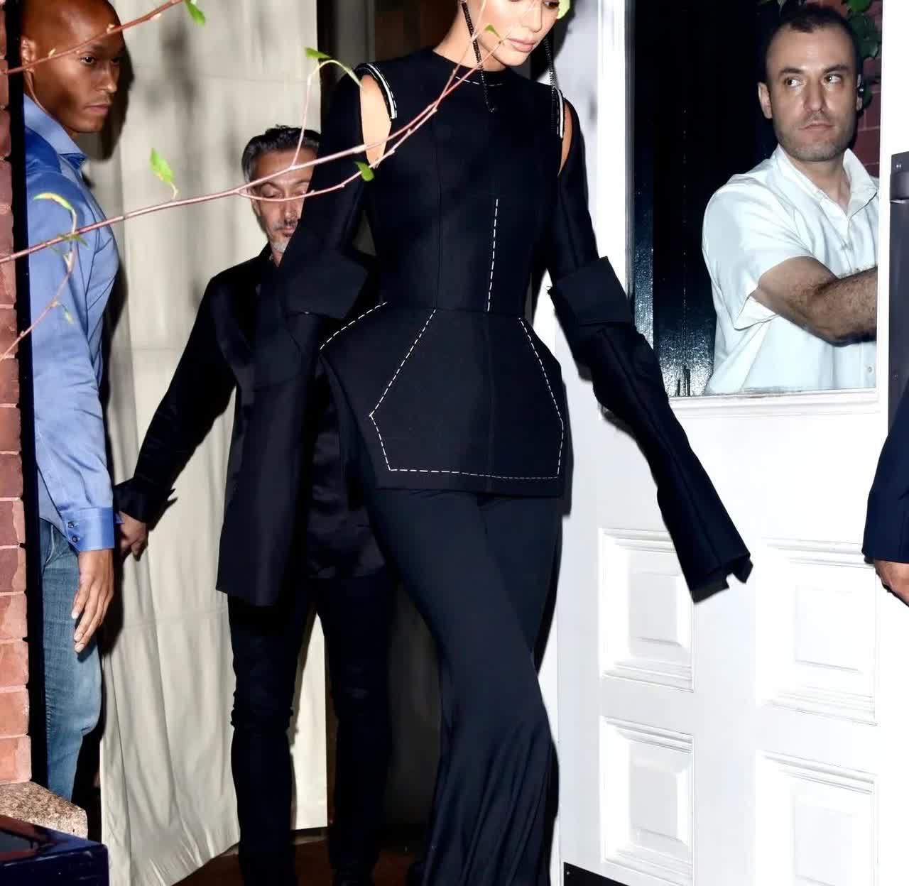 肯豆Kendall Jenner
一位2米的巨人女士出场啦～[捂脸]
这个大