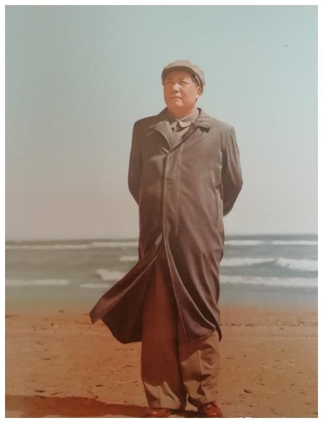 毛主席在北戴河，这张照片拍得独步古今，气吞千古。