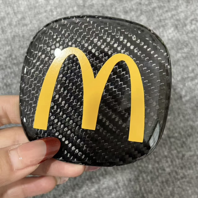 小米su7麦当劳
发现了一款小米麦当劳碳纤维车标
感觉挺可爱的 分享给大家～挺爱