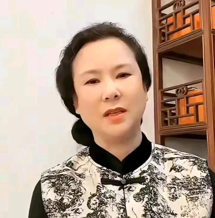 王小华在直播间里和粉丝们聊天。有人问孩子过年为什么不回家？而是自己住在出租屋里。