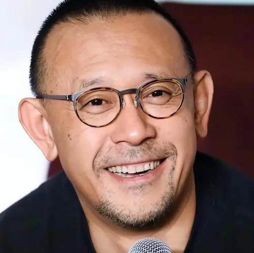姜文的话，自带“姜式幽默”与深意，像密码需解码。他说“站着把钱挣了”，翻译是“不