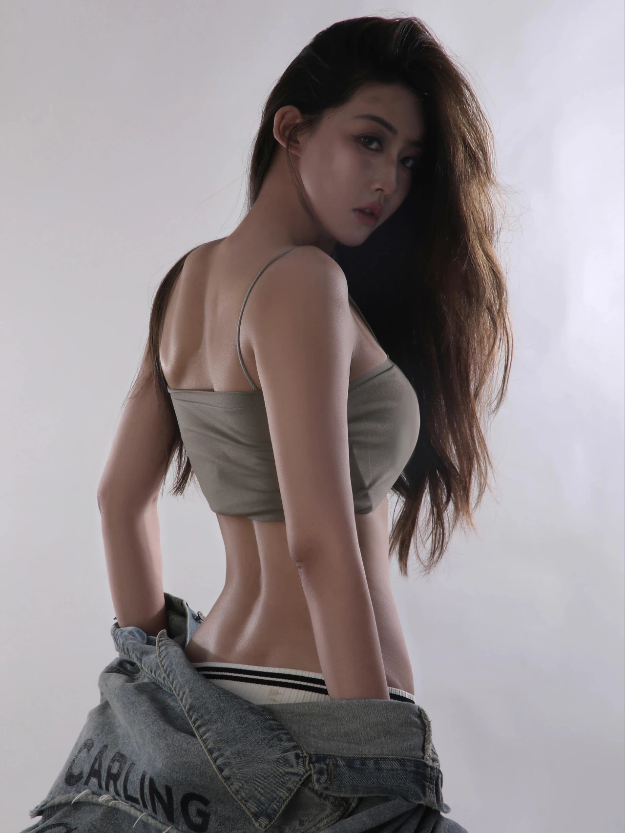 她的美，连阳光都自愧不如