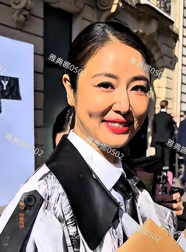 林心如老了，怎么连面相都变了？
不仅一脸横肉还又肿又僵，气质也变得十分肥腻，大妈