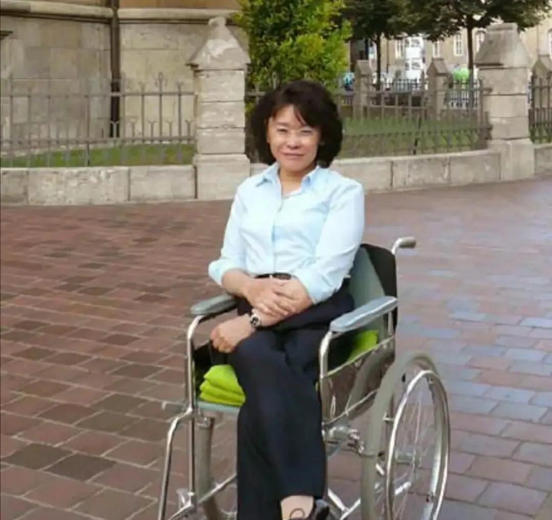 不知道有多少认识此人？我上小学那会就在学习她，说她高位截瘫，身上有好多病 ，医生