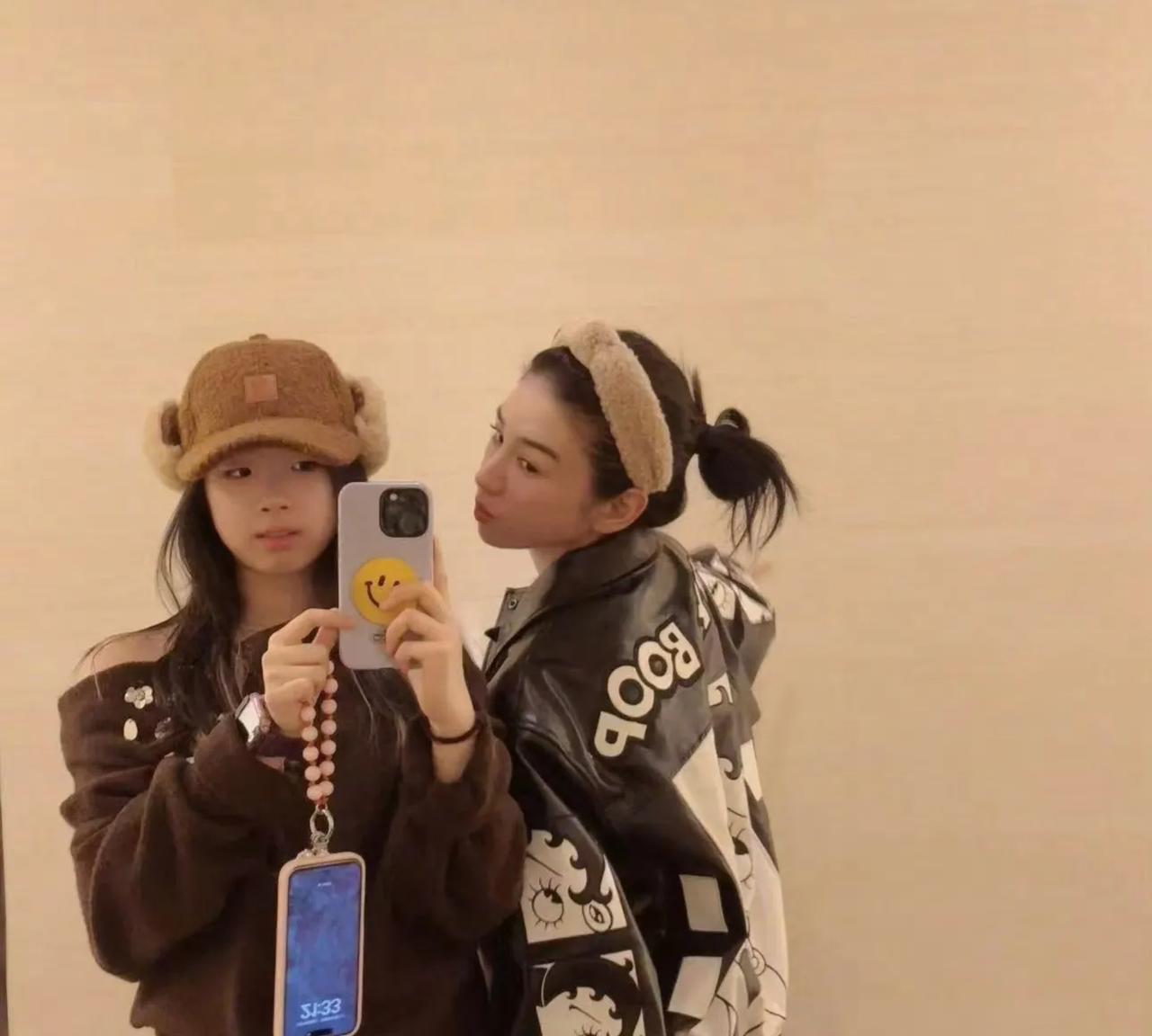 有人说黄奕女儿为什么不能出道？
国家都没有限制她不可以
网友却非要插一脚，这话只