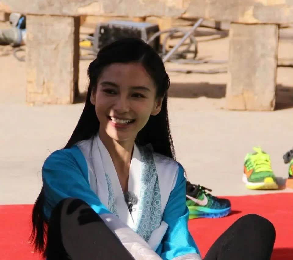 杨颖的脚底也脱皮 看来女明星和普通人也一样 ​