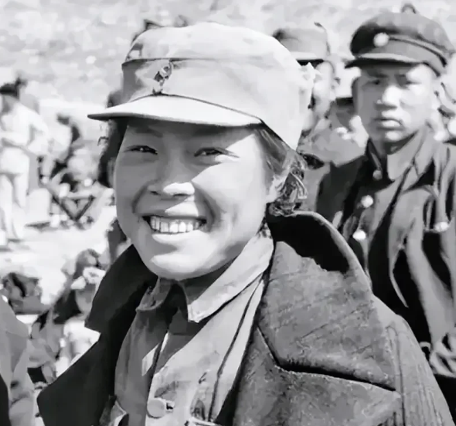 1937年，地主王学文突然发现一20岁女兵，昏倒在家门口。他四下看看无人，一下把