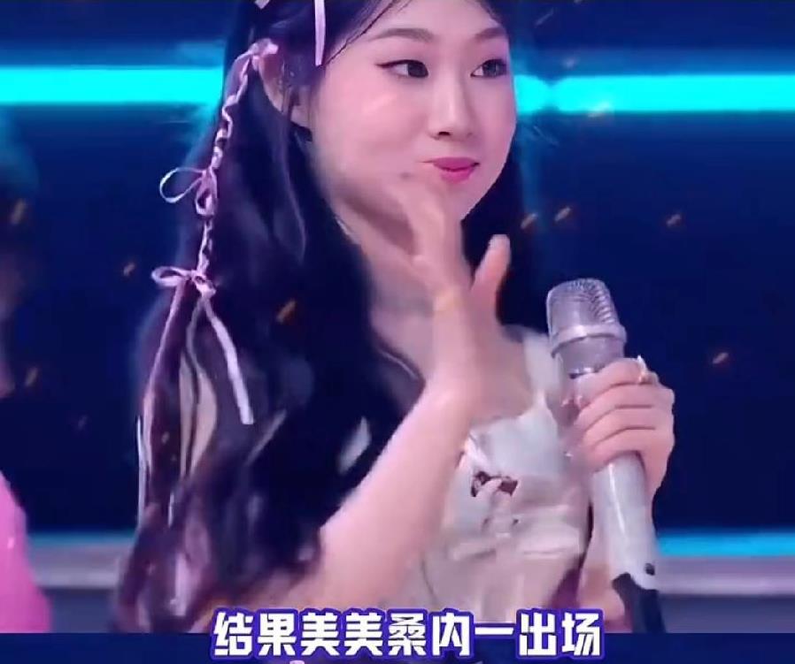 这孩子唱得不错，就是太紧张了，声音都有点抖，等以后适应了这种舞台，会越来越好， 